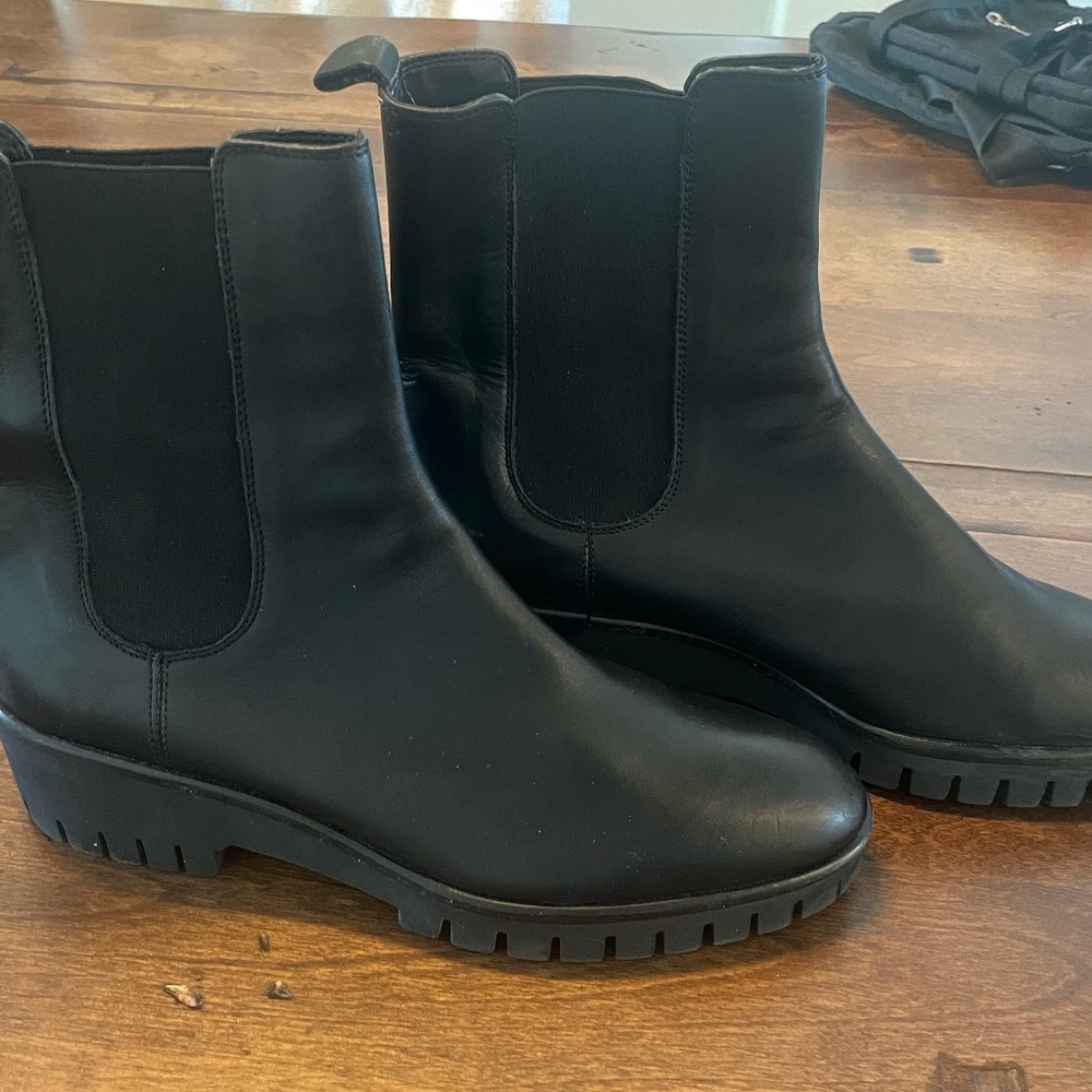 Above the ankle black Italian leather Chelsea lug sole boots 8.5